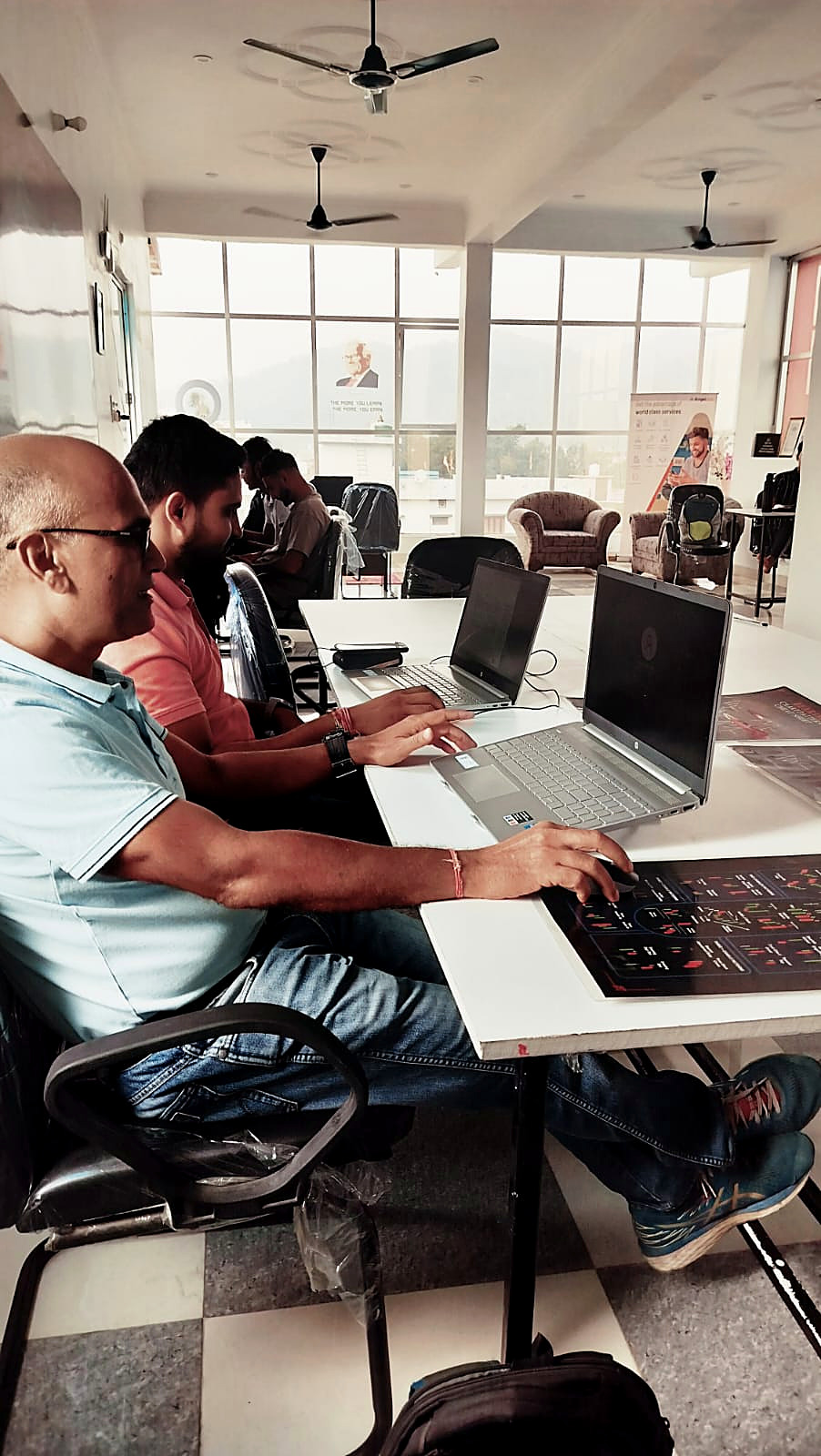 Mentor guiding a student through a trade setup